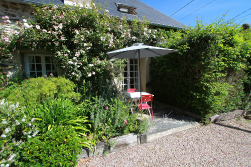 Stone front of the cottage at la Haute-Flourie in Saint-Servan, Saint-Malo